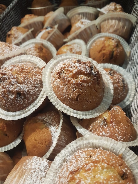 駄菓子屋のカウンターには焼きたてのカップケーキがたくさん