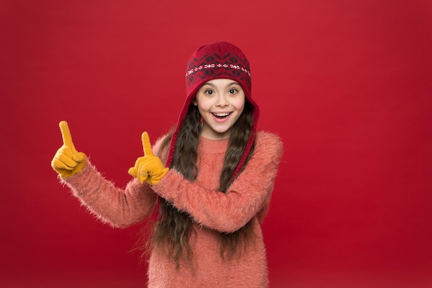 Un sacco di ottime offerte bambino felice con un cappello caldo che punta il dito verso qualcosa saldi di liquidazione sulla moda per bambini saldi stagionali saldi e sconti invernali trova sconti e sconti acquista e risparmia spazio per la copia