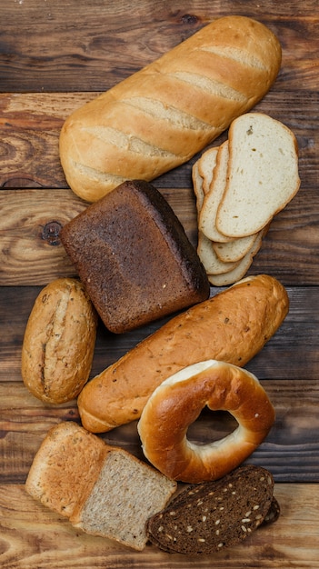 Foto tantissimo pane fresco fatto in casa sul tavolo