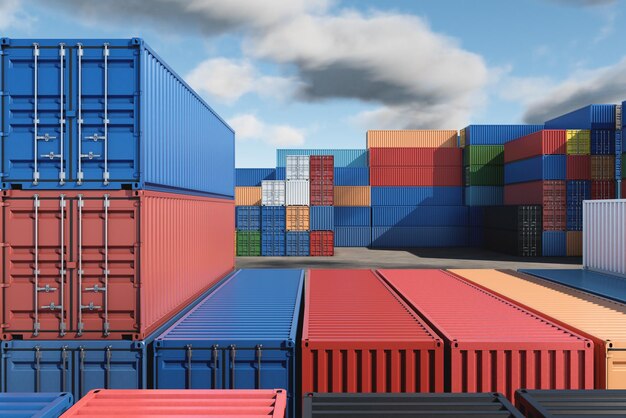 Много длинных грузовых контейнеров сложены в порту терминала для импортно-экспортного бизнеса Логистика
