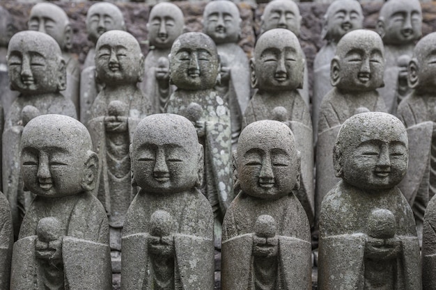 写真 日本のモンク彫刻がたくさんあります