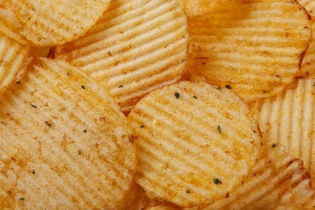 Много текстуры картофельных чипсов