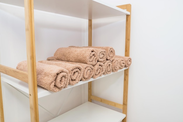 Photo lots of rolled towels on a shelf in a beauty salon massage parlor and barbershop care and hygiene item