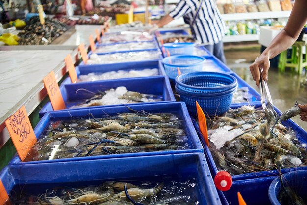 Foto un sacco di pesce nel mercato dei pesci e dei frutti di mare