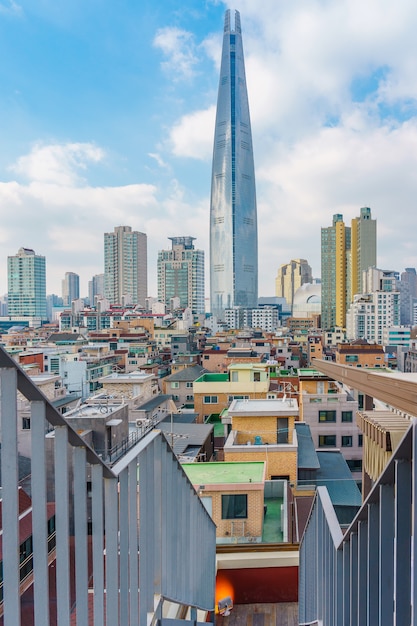 Lotte World Tower en stadsbeeld met bewolkte blauwe hemel in de winter