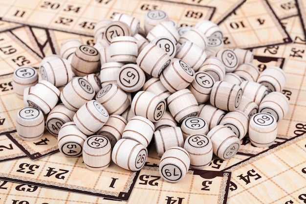 Foto lotto-vaten op de hoop liggen op de kaarten voor het spel
