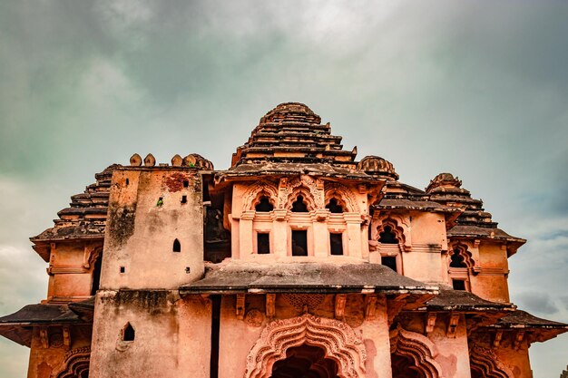 Foto palazzo del loto hampi arte in pietra antica da un'angolazione unica