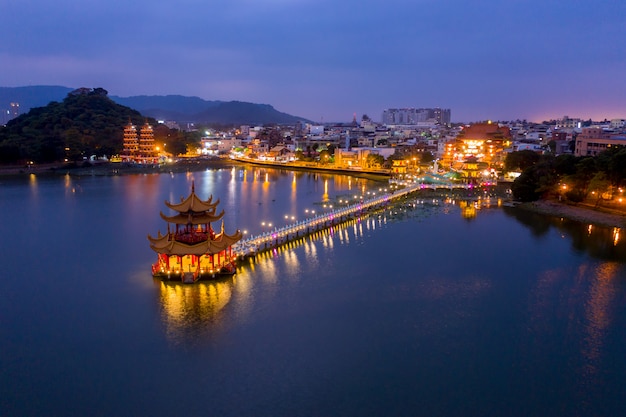 Photo lotus pond, dragon and tiger pagodas at night. kaohsiung city. taiwan