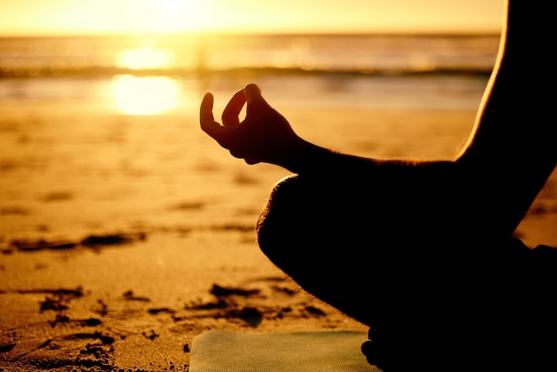 Lotus yoga en handen silhouet op het strand buiten voor gezondheid, wellness en fitness Zonsondergang zen meditatie en schaduw schets van man mediteren chakra training of mindfulness oefening aan kust