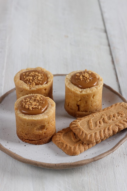 Lotusbiscoff taartjes gegarneerd met lotusbiscoff spread en koekjeshagelslag