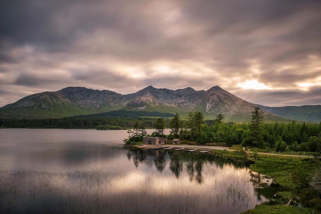 Lough Inagh in Ierland met een hut en boten aan de oever van het meer