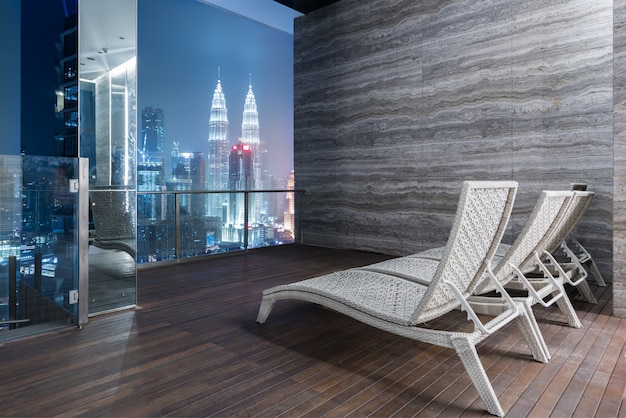 Lounge Bar op hoogbouw met fantastisch nachtzicht op Kuala Lumpur en Petronas Twin Towers