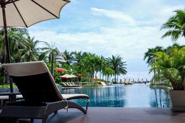 Photo lounge chair at swimming pool against sky