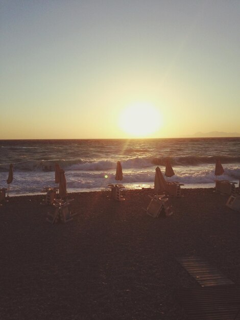 Foto sedile con ombrello in spiaggia