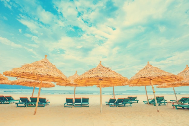 Фото Лежаки и зонтики на пляже на фоне неба