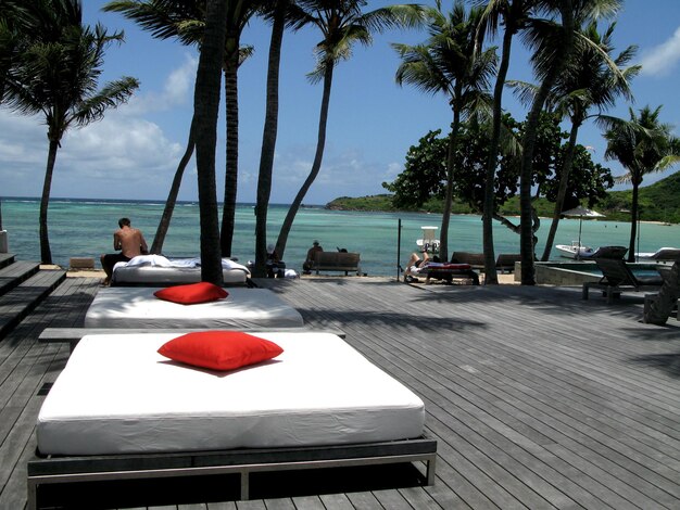 Photo lounge chairs on beach resort against sky