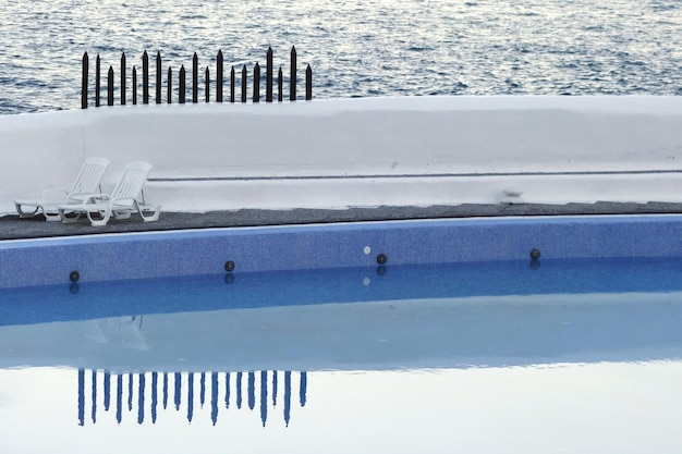 사진 바다를 향한 수영장 의 라운지 의자