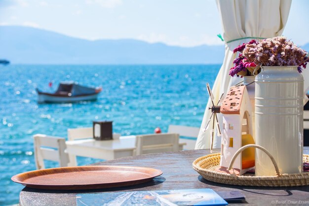 Photo lounge chairs and table at sea shore against sky