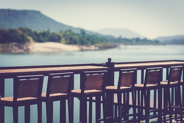 Lounge stoelen bij de rivier en de bergen