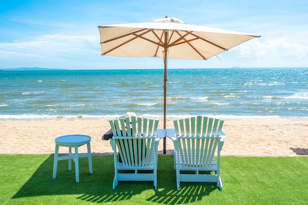 Lounge stoelen met parasol op een strand