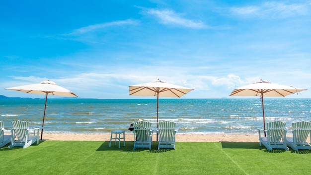 Lounge stoelen met parasol op een strand