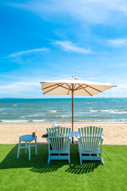 Lounge stoelen met parasol op een strand