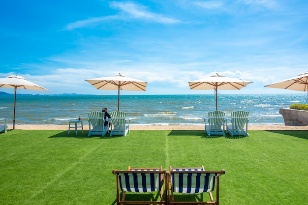 Lounge stoelen met parasol op een strand