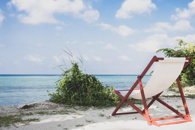 Loungestoel op het strand zonnebank aan zeekust toeristenoord aan de kust van de indische oceaan relax concept