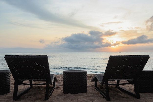 Loungestoelen op het strand