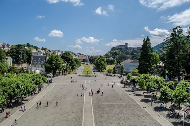 Lourdeskasteel beroemde franse stadskathedraal van de madonna tussen de bergen van de pyreneeën van Frankrijk