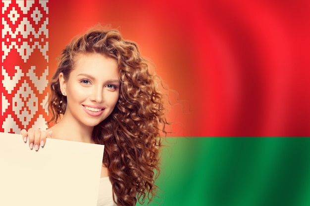 Concept love belarus donna felice che mostra una bandiera bianca con la bandiera bielorussa