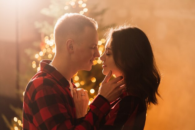 Любовь, рождество, пара, концепция предложения - счастливый мужчина дает женщине обручальное кольцо с бриллиантом