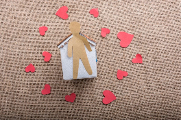 Foto concetto di amore con il cuore e la casa dell'uomo a forma di carta