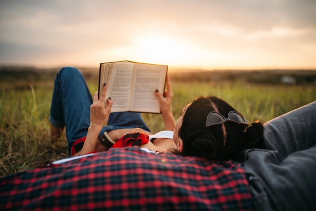 Фото Влюбленная пара, отдыхая вместе, пикник в поле. романтический джанкет на закате, мужчина и женщина на обеде на открытом воздухе, счастливые семейные выходные