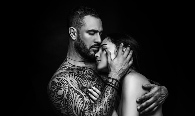 Amore e desiderio uomo latino che abbraccia una donna adorabile con amore coppia sensuale innamorata amore erotico dell'uomo ispanico e della donna sexy