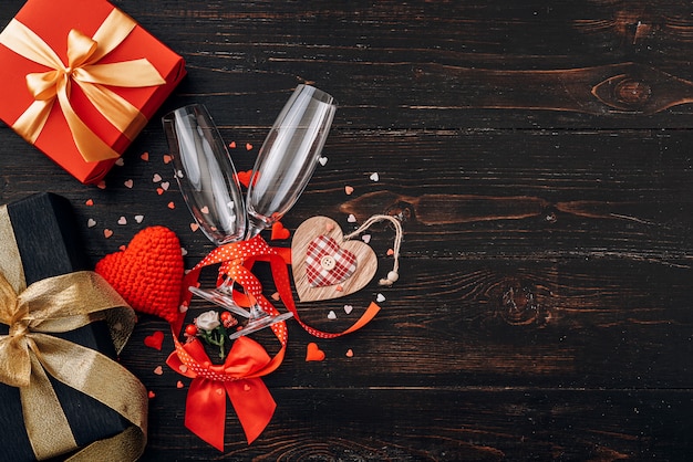 Элементы любви, концепция для дня Святого Валентина. ужин на двоих с двумя бокалами шампанского.
