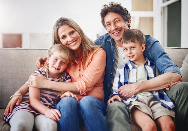 Любовь семьи Портрет счастливой семьи, сближающейся дома