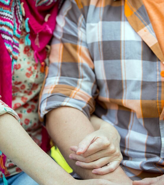 Amare. ragazza e uomo che si tengono per mano, primo piano