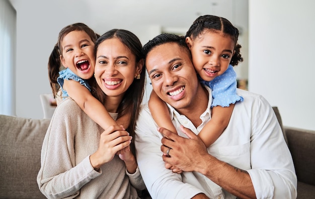 Photo love happy family and sofa bonding in a living room with cheerful fun and loving people family portrait and kids embracing cheerful parents enjoying relaxing quality time indoors in their home