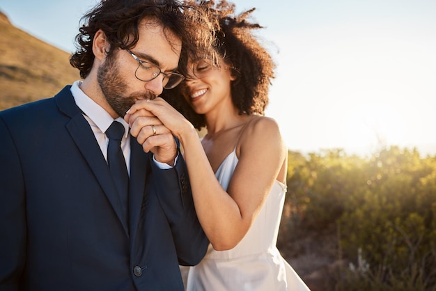 お祝いの幸福とロマンスのために自然の中でカップルとの幸せな結婚式が大好きです夕日の抱擁とキス結婚や一緒に笑顔で田舎で抱き合って夫と妻と愛情を込めて