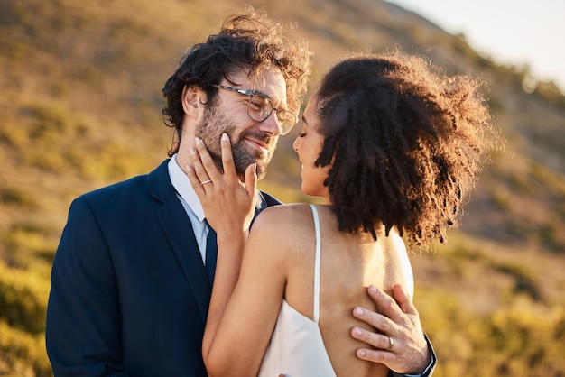 幸せを愛し、お祝いの幸福とロマンスのための自然の中でカップルと結婚式日没の抱擁と結婚式の結婚と笑顔のための田舎で抱擁で男と女と愛情