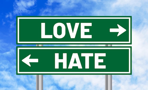 Photo love or hate road sign on blue sky background