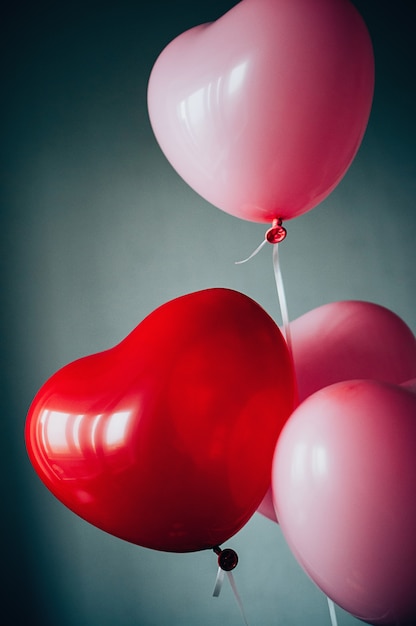 Foto love heart balloon vintage blauwe muur