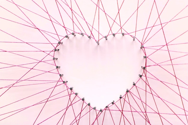 Сердце любви из булавок и веревок Концепция подключения онлайн-знакомств