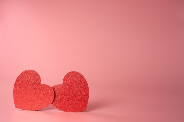 Cuori di amore su fondo di struttura di legno. concetto di carta di san valentino. cuore per lo sfondo di san valentino.