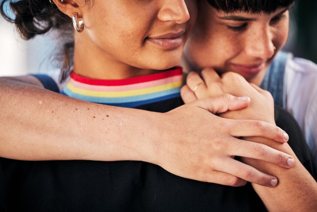 Foto abbraccio d'amore e coppia gay con relazione di sostegno pace e calma insieme in brasile libertà calma e donne lgbtq con affetto orgoglio e amici liberi nell'identità lesbica in città insieme