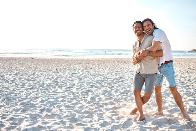 Foto abbraccio d'amore e uomini gay sulla spiaggia mockup e risate durante le vacanze estive insieme in thailandia sole sull'oceano e romanticismo felice coppia lgbt abbracciata nella natura per una vacanza divertente con orgoglio mare e sabbia
