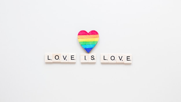 L'amore è l'iscrizione di amore con cuore arcobaleno