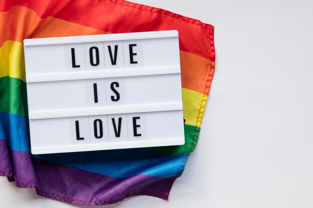 Love is love lightbox-bericht op een LGBT gay pride-vlag