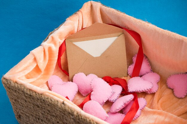 Любовное письмо в коробке, полной плюшевых розовых сердец.